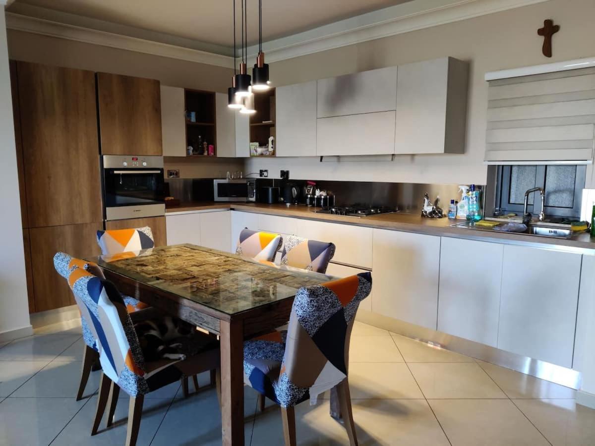 Cosy Designer Finished Apartment With Unobstructed Views セント・ポールズ・ベイ エクステリア 写真